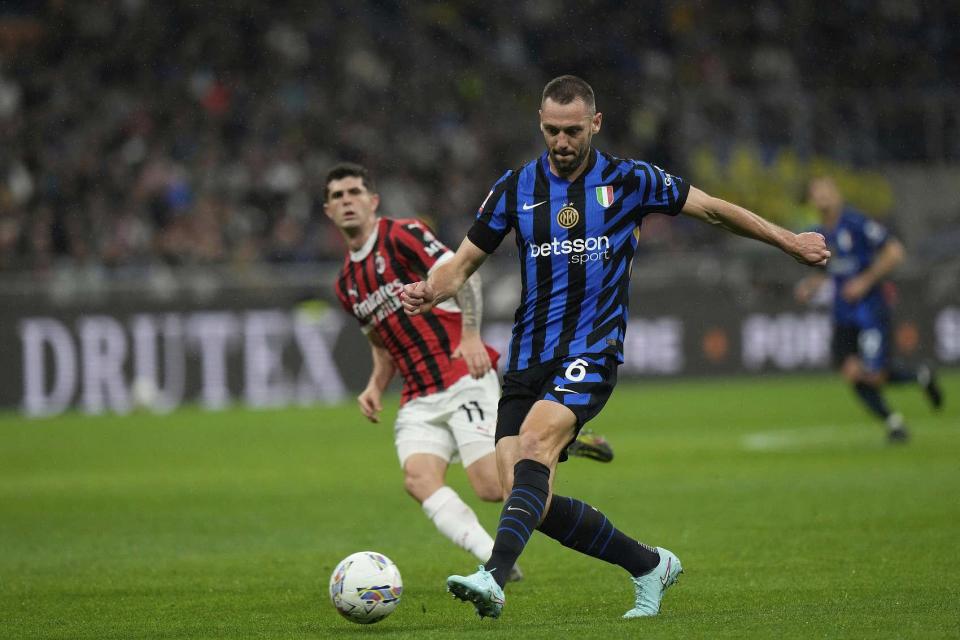 开云娱乐-赛前AC米兰备战意大利杯，刷新队史纪录细节曝光，悬念犹存，更衣室氛围转暖(ac米兰意大利杯)